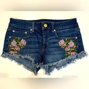 American Eagle Outfitters emboirdered flower shorts. size 6
